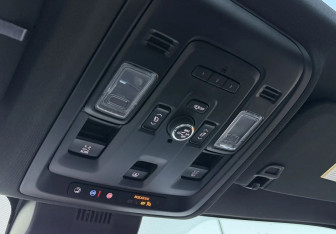 Подержанный автомобиль Chevrolet Suburban 2023 года (18 фото)