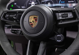 Подержанный автомобиль Porsche Taycan 2021 года (21 фото)