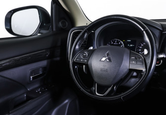 Подержанный автомобиль Mitsubishi Outlander 2015 года (13 фото)
