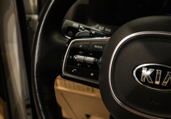 Подержанный автомобиль Kia Carnival 2020 года (30 фото)