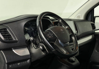 Подержанный автомобиль Peugeot Traveller 2018 года (13 фото)