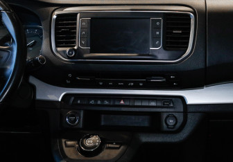 Подержанный автомобиль Peugeot Traveller 2018 года (15 фото)