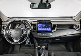 Подержанный автомобиль Toyota RAV4 2015 года (14 фото)