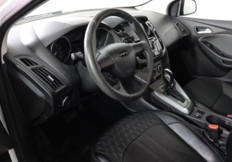 Подержанный автомобиль Ford Focus Hatchback 2011 года (9 фото)