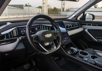 Подержанный автомобиль Geely Atlas 2024 года (9 фото)