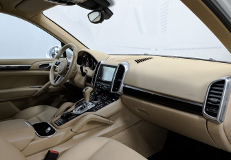 Подержанный автомобиль Porsche Cayenne 2015 года (13 фото)