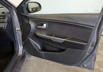 Подержанный автомобиль Kia Rio Sedan 2016 года (22 фото)