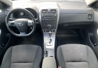 Подержанный автомобиль Toyota Corolla Sedan 2010 года (10 фото)