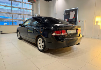 Подержанный автомобиль Honda Civic Sedan 2011 года (6 фото)