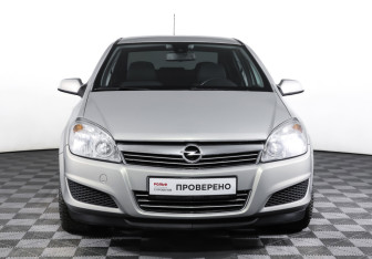 Подержанный автомобиль Opel Astra Sedan 2009 года (2 фото)