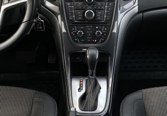 Подержанный автомобиль Opel Astra Hatchback 2012 года (13 фото)