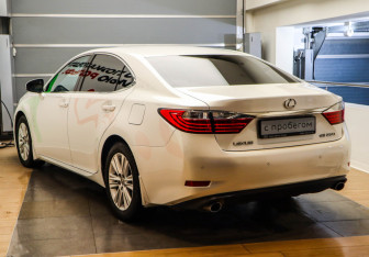 Подержанный автомобиль Lexus ES 2013 года (6 фото)