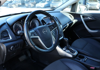 Подержанный автомобиль Opel Astra Hatchback 2010 года (13 фото)