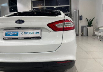 Подержанный автомобиль Ford Mondeo Sedan 2015 года (8 фото)