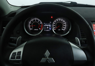 Подержанный автомобиль Mitsubishi Lancer Sedan 2011 года (13 фото)