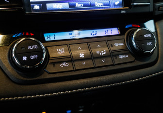 Подержанный автомобиль Toyota RAV4 2015 года (19 фото)