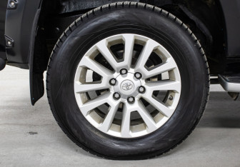 Подержанный автомобиль Toyota Land Cruiser Prado 2016 года (19 фото)