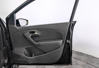 Подержанный автомобиль Volkswagen Polo Sedan 2016 года (24 фото)