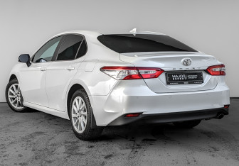 Подержанный автомобиль Toyota Camry Sedan 2022 года (7 фото)