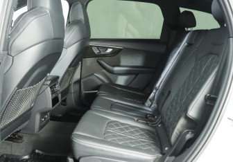 Подержанный автомобиль Audi Q7 2021 года (10 фото)