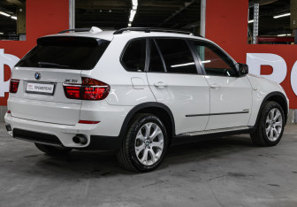 Подержанный автомобиль BMW X5 2010 года (5 фото)