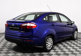 Подержанный автомобиль Ford Fiesta Sedan 2015 года (3 фото)