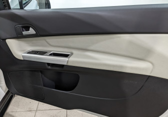 Подержанный автомобиль Volvo C30 2011 года (25 фото)