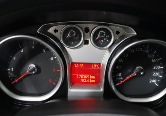 Подержанный автомобиль Ford Focus Hatchback 2009 года (15 фото)