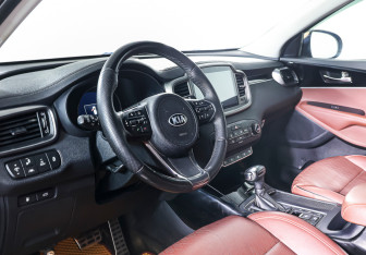 Подержанный автомобиль Kia Sorento 2017 года (16 фото)