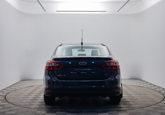 Подержанный автомобиль Ford Focus Sedan 2011 года (6 фото)