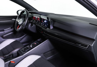 Подержанный автомобиль Volkswagen Golf GTI Hatchback 2021 года (10 фото)
