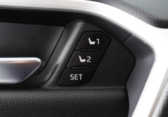 Подержанный автомобиль Toyota RAV4 2020 года (13 фото)