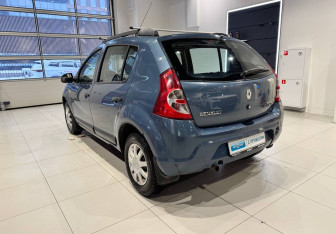 Подержанный автомобиль Renault Sandero 2011 года (7 фото)