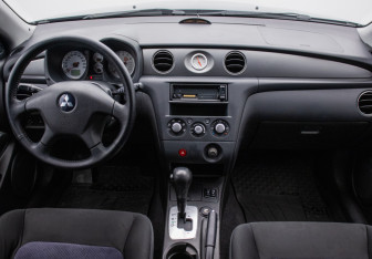 Подержанный автомобиль Mitsubishi Outlander 2006 года (12 фото)