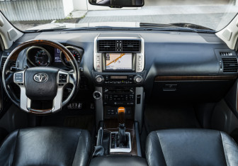 Подержанный автомобиль Toyota Land Cruiser Prado 2011 года (12 фото)