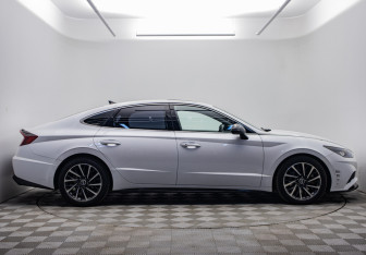 Подержанный автомобиль Hyundai Sonata 2020 года (4 фото)