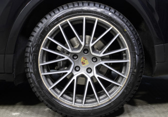 Подержанный автомобиль Porsche Cayenne 2018 года (25 фото)
