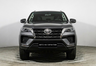 Подержанный автомобиль Toyota Fortuner 2020 года (2 фото)