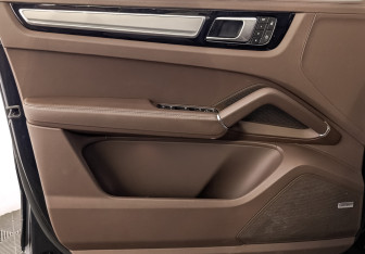 Подержанный автомобиль Porsche Cayenne 2023 года (19 фото)