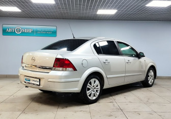 Подержанный автомобиль Opel Astra Sedan 2011 года (5 фото)
