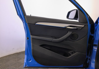 Подержанный автомобиль BMW X1 2021 года (19 фото)