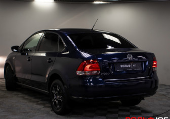 Подержанный автомобиль Volkswagen Polo Sedan 2011 года (23 фото)
