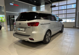 Подержанный автомобиль Kia Carnival 2018 года (4 фото)