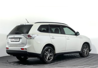 Подержанный автомобиль Mitsubishi Outlander 2013 года (5 фото)