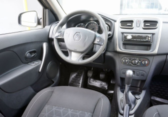 Подержанный автомобиль Renault Sandero 2016 года (13 фото)