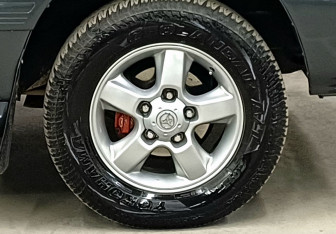 Подержанный автомобиль Toyota Land Cruiser Suv 2002 года (9 фото)