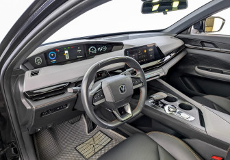 Подержанный автомобиль Changan UNI-V 2023 года (16 фото)