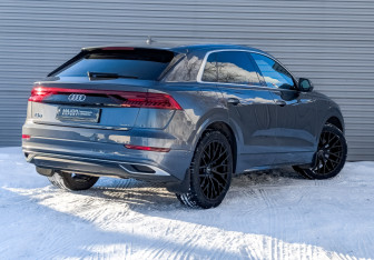 Подержанный автомобиль Audi Q8 2021 года (5 фото)