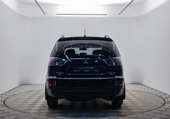 Подержанный автомобиль Mitsubishi Outlander 2011 года (6 фото)