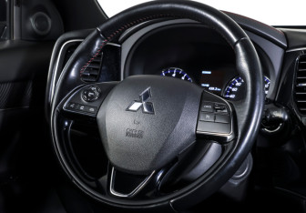Подержанный автомобиль Mitsubishi Outlander 2021 года (14 фото)